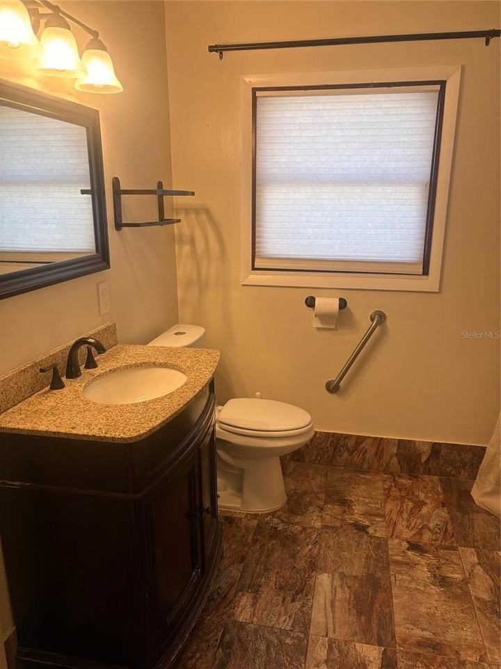 1137 Oaks Blvd - Photo 5 of 10