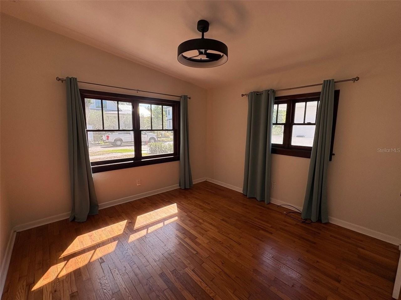 1137 Oaks Blvd - Photo 7 of 10