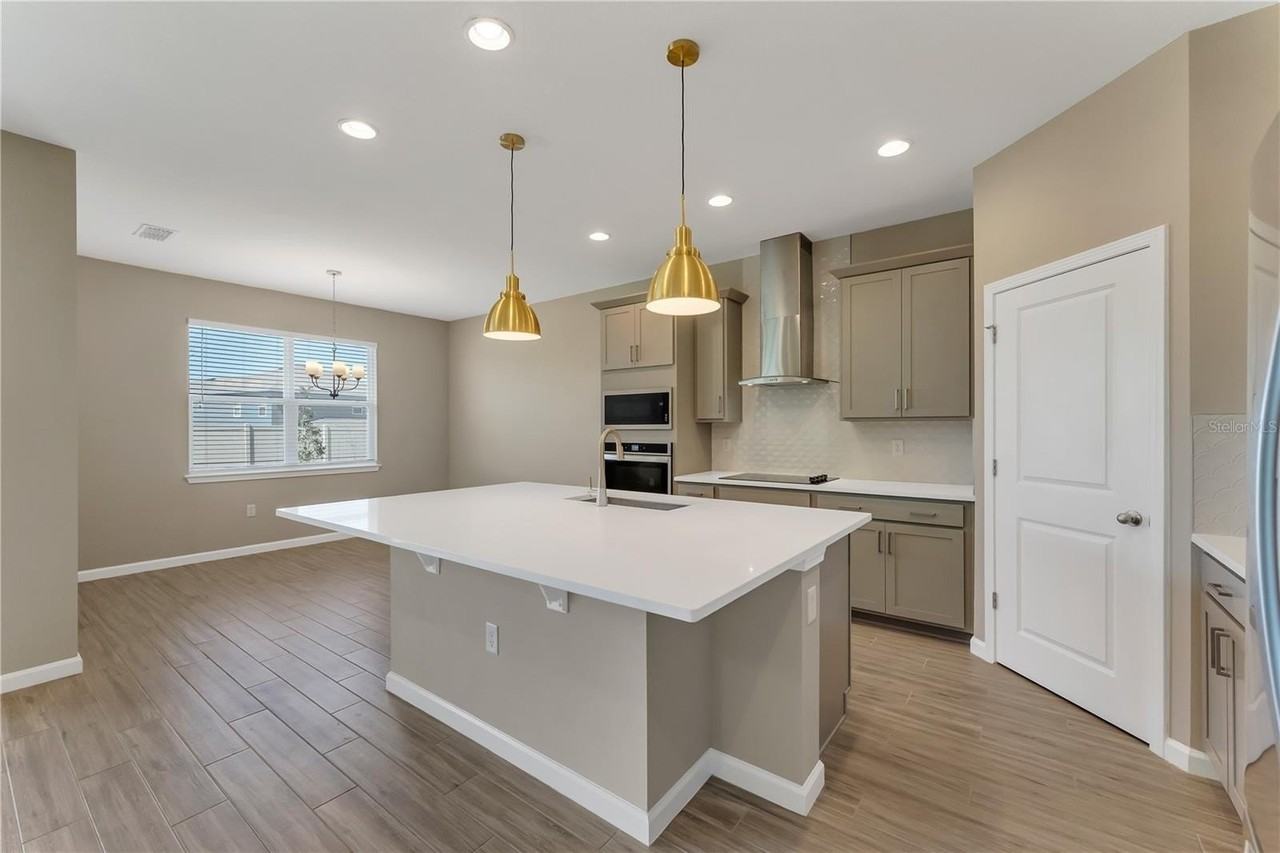 4441 Lions Gate Ave - Photo 7 of 34