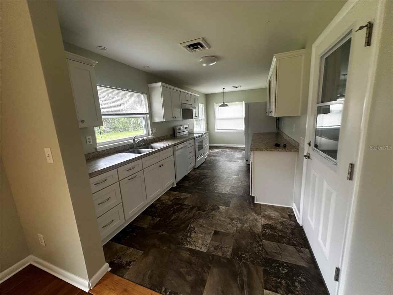 510 Sw 28th St - Photo 3 of 9