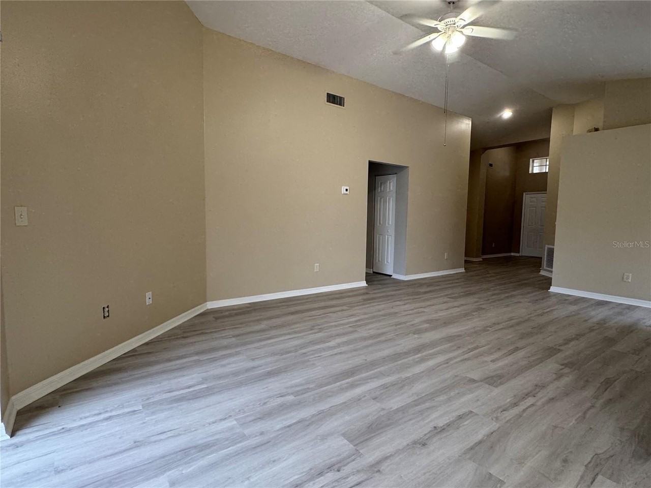 27618 Sky Lake Cir - Photo 4 of 29