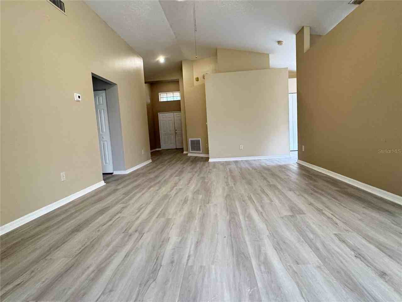 27618 Sky Lake Cir - Photo 5 of 29