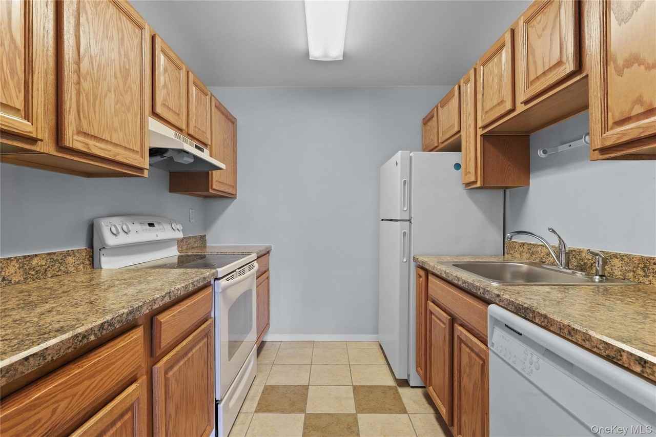 60 Kensico Rd #22 - Photo 6 of 14