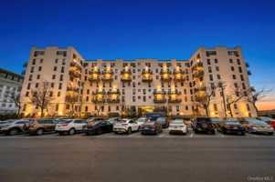 featured image of 100 W Broadway Apt 2bb