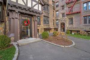 featured image of 240 Martine Ave Apt 4g