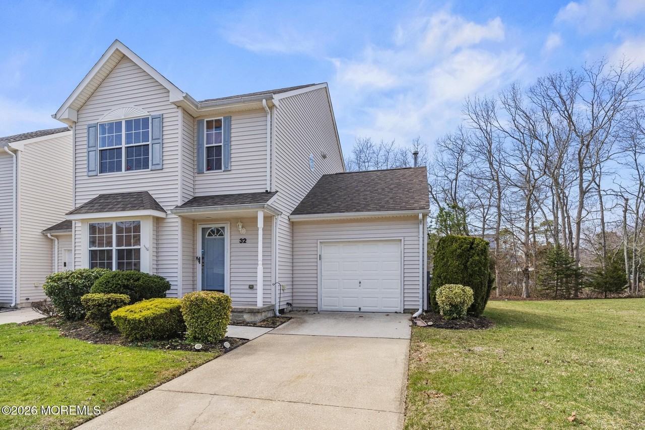 32 Pebble Beach Ln - Photo 2 of 30