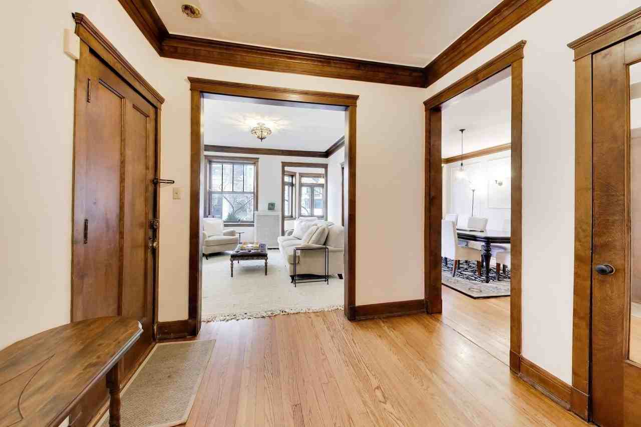 433 W Melrose St Apt 1 - Photo 3 of 33