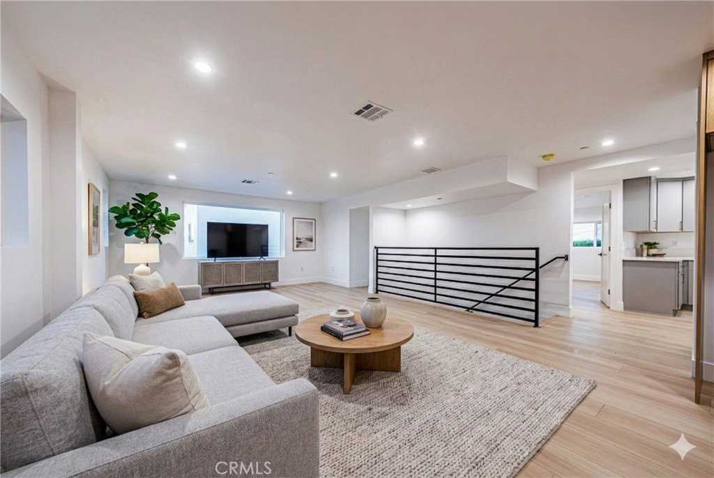 1658 S Hayworth Ave #1-4 - Photo 2 of 33