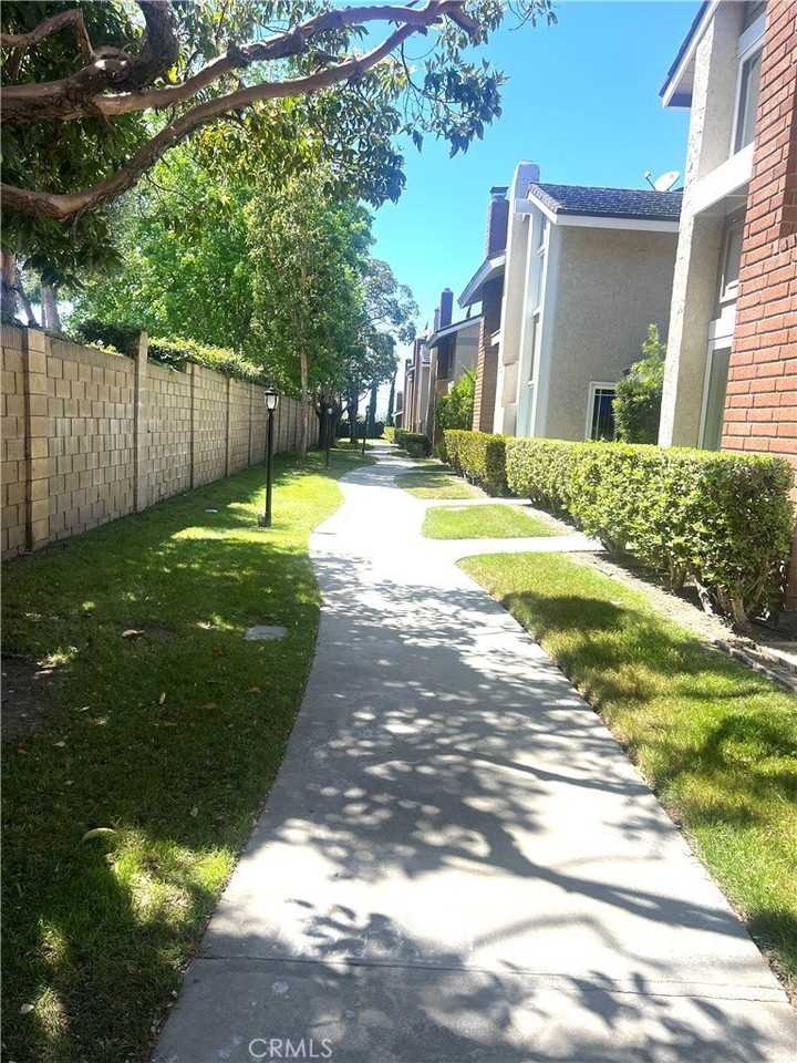 5052 Hampton Ct - Photo 3 of 49