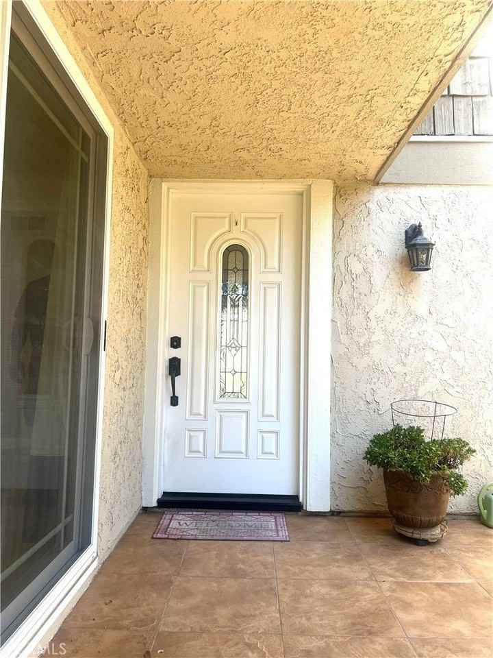 5052 Hampton Ct - Photo 4 of 49