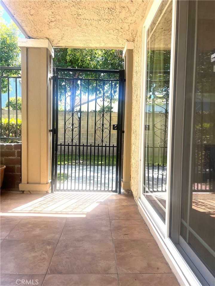 5052 Hampton Ct - Photo 5 of 49