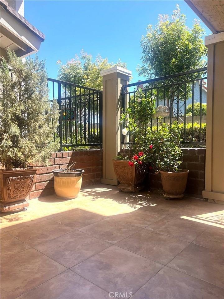 5052 Hampton Ct - Photo 6 of 49