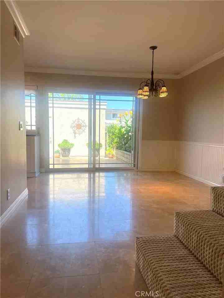 5052 Hampton Ct - Photo 7 of 49