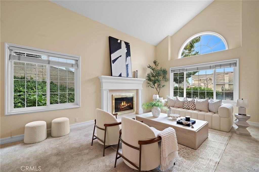 2811 N Roxbury St - Photo 2 of 37