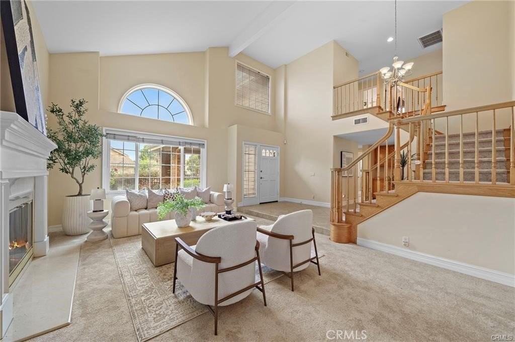 2811 N Roxbury St - Photo 3 of 37