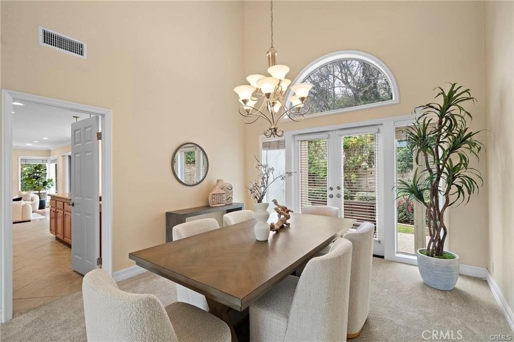 2811 N Roxbury St - Photo 5 of 37