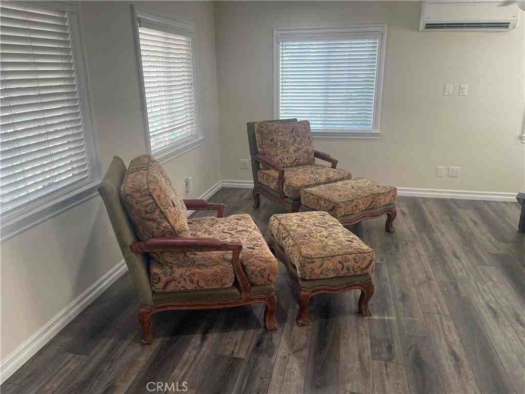 6009 Painter Ave - Photo 5 of 8