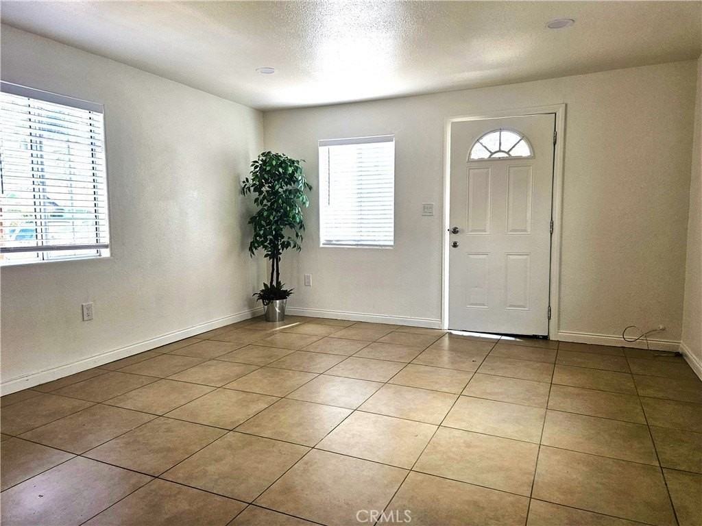 654 W 21st St - Photo 3 of 19