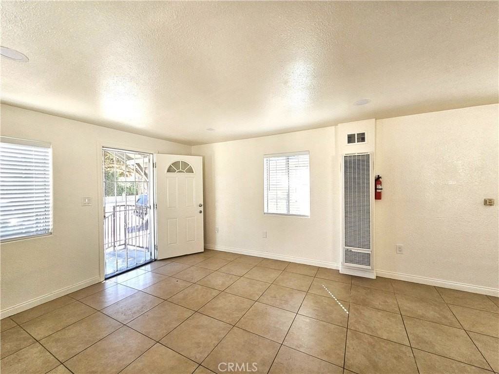 654 W 21st St - Photo 4 of 19