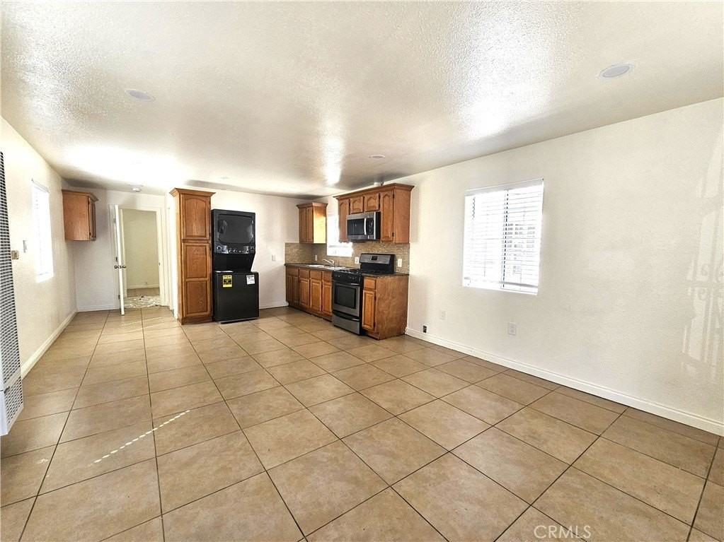 654 W 21st St - Photo 5 of 19