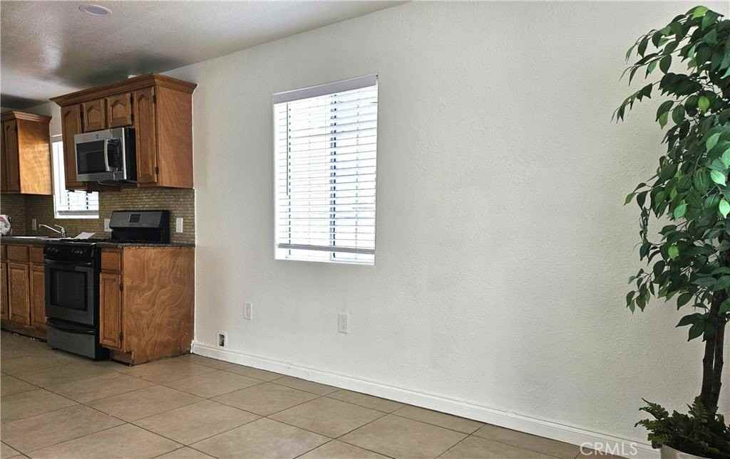 654 W 21st St - Photo 6 of 19