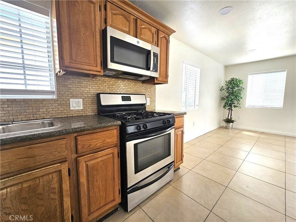 654 W 21st St - Photo 7 of 19