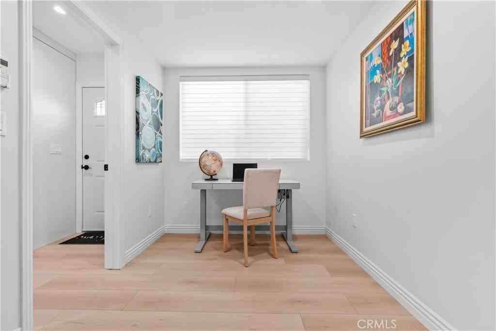 6712 Ventura Canyon Ave - Photo 4 of 33