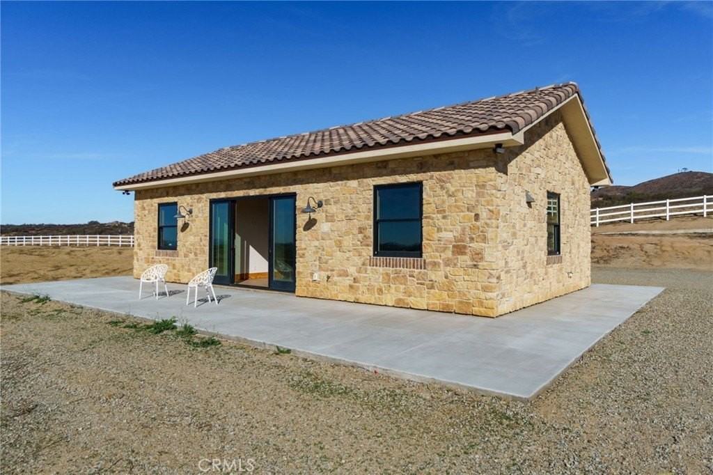 37219 Quarter Valley Rd - Photo 2 of 23