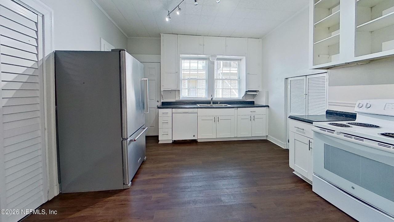 917 Lasalle St - Photo 7 of 14