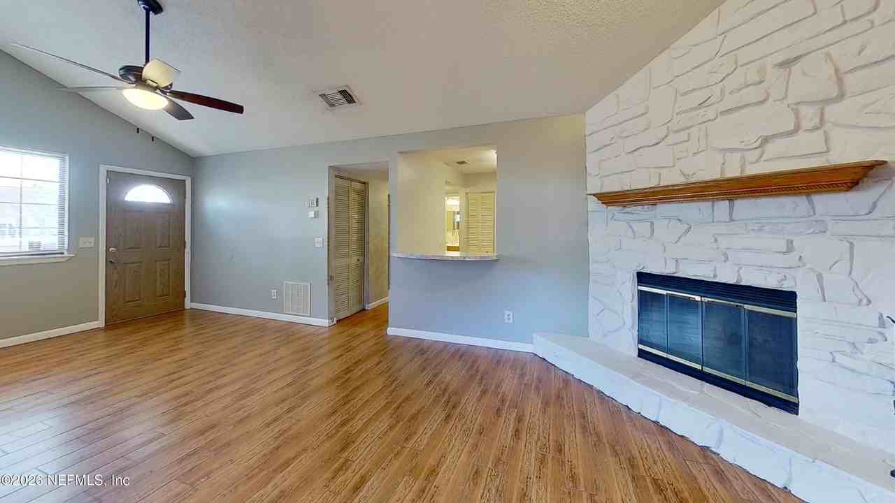 2530 Whispering Woods Blvd #4 - Photo 5 of 24