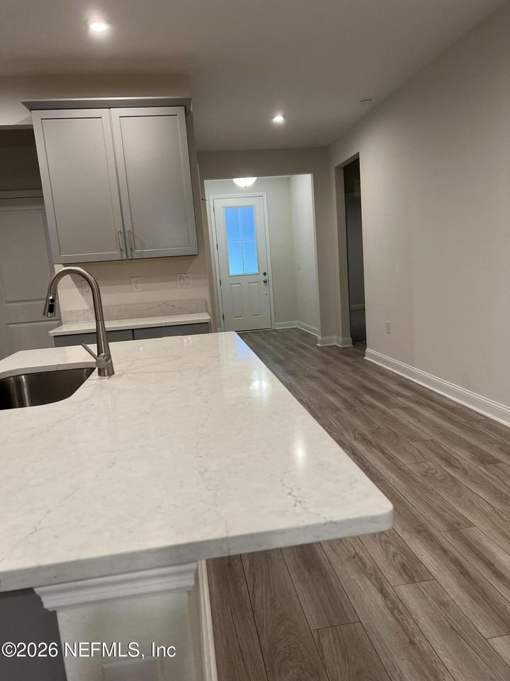 504 Blue Daze St - Photo 7 of 34