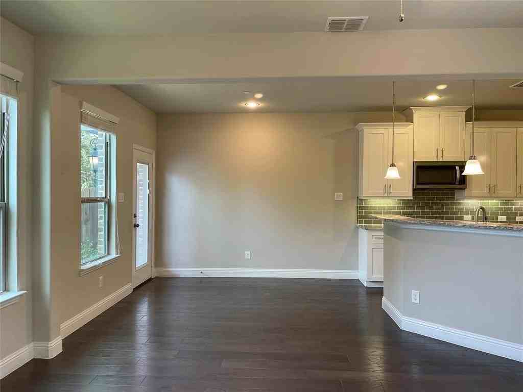 6313 Burbank Way - Photo 7 of 20