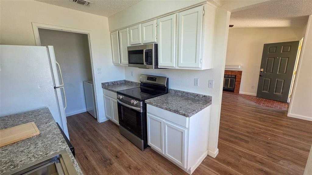 741 Woodland Ct - Photo 4 of 9