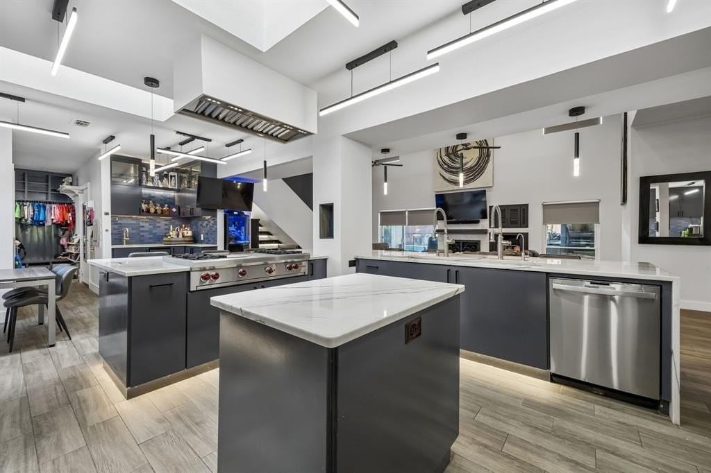 4324 Cobblers Ln - Photo 3 of 40