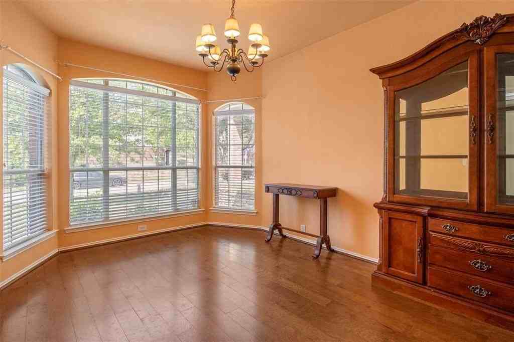 2209 Geneva Ln - Photo 5 of 30