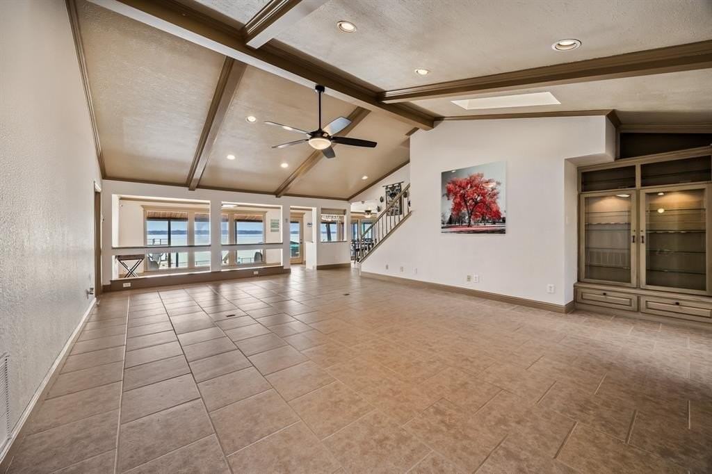 18409 Shore Dr - Photo 4 of 39