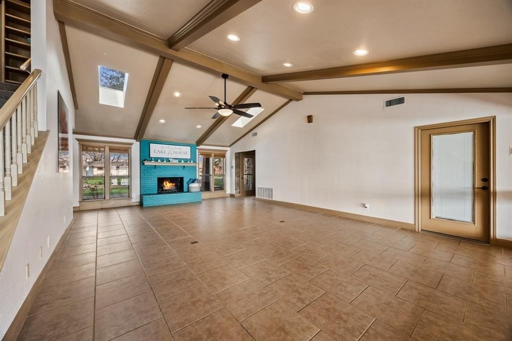 18409 Shore Dr - Photo 6 of 39