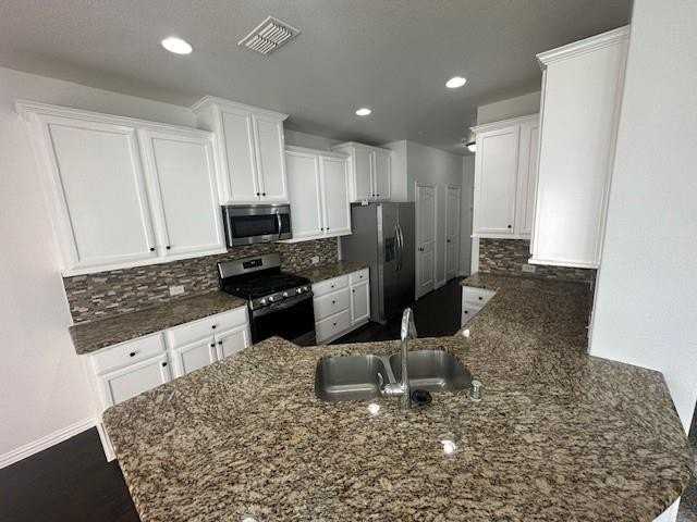 901 Brookville Ct - Photo 3 of 17