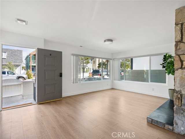 2133 Miramar Dr - Photo 2 of 8