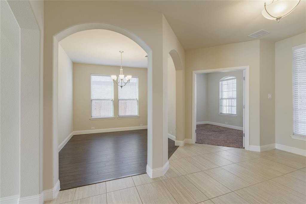 1104 Hoyt Dr - Photo 4 of 34