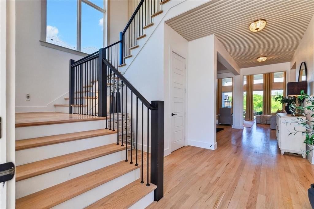 3320 Crescent Ln - Photo 2 of 32