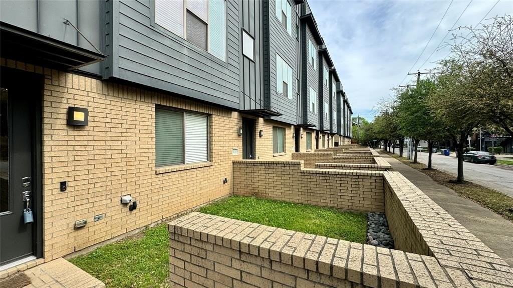 3018 Zenia Dr - Photo 3 of 31