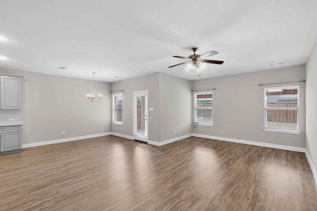 418 Camille Xing - Photo 6 of 40