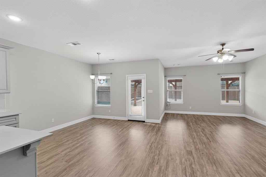 418 Camille Xing - Photo 7 of 40