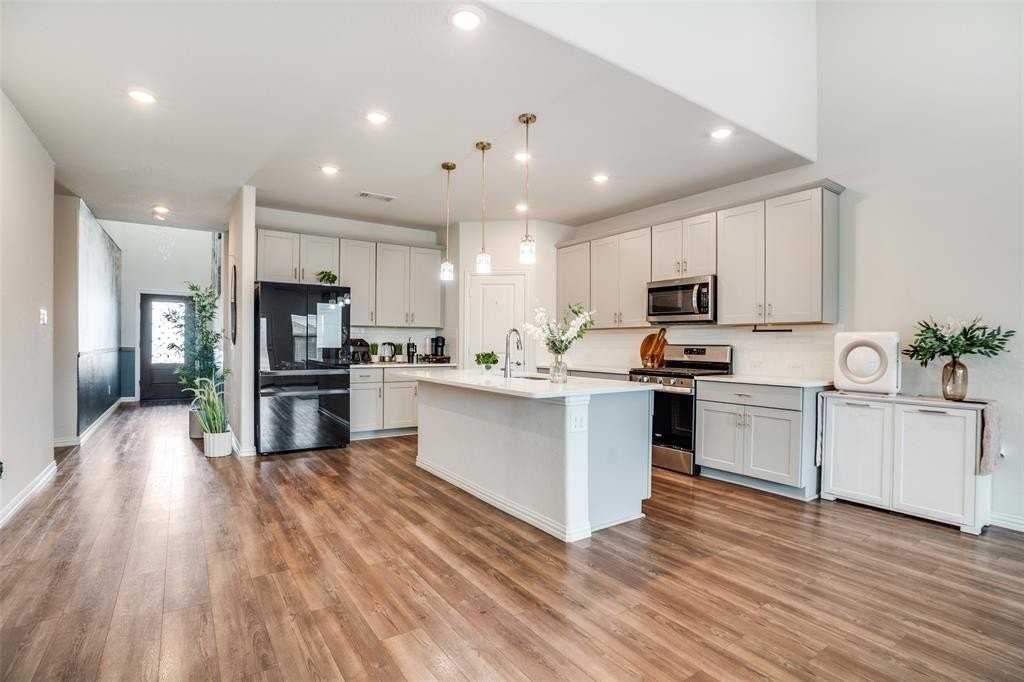 2401 Linto St - Photo 4 of 25