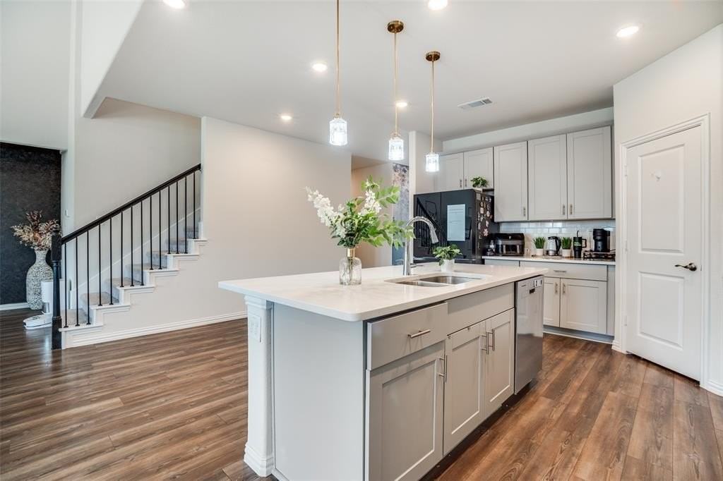 2401 Linto St - Photo 5 of 25