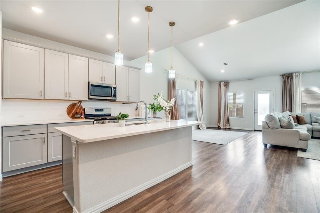 2401 Linto St - Photo 6 of 25