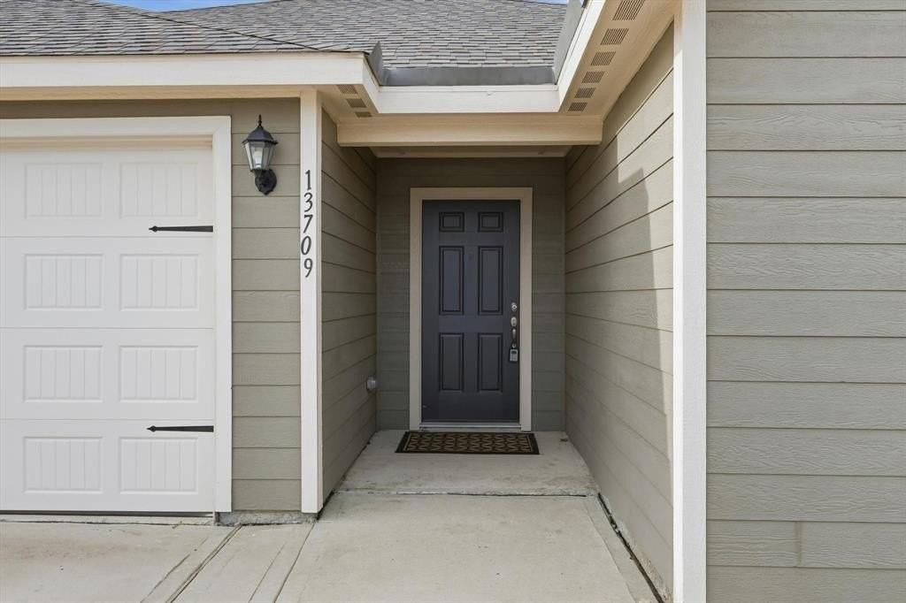 13709 Roosevelt Arch Dr - Photo 2 of 39