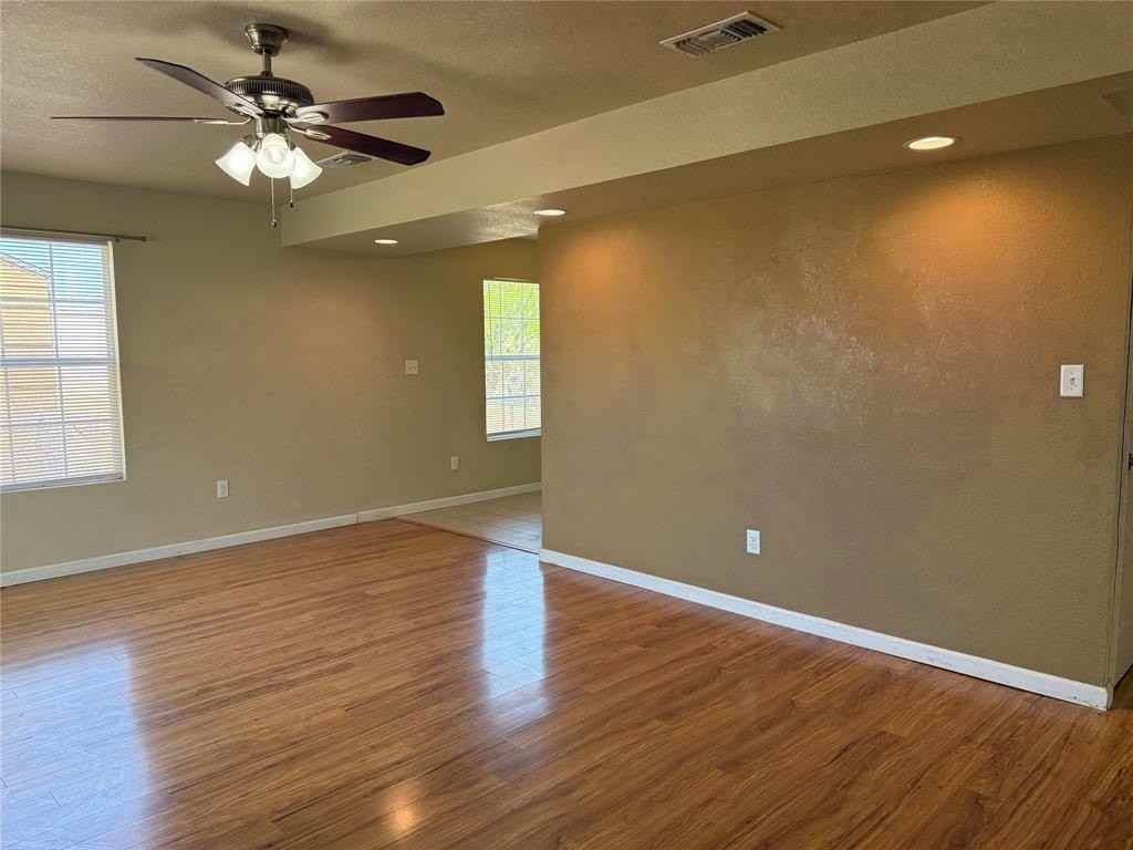 733 S Crockett Dr - Photo 4 of 18