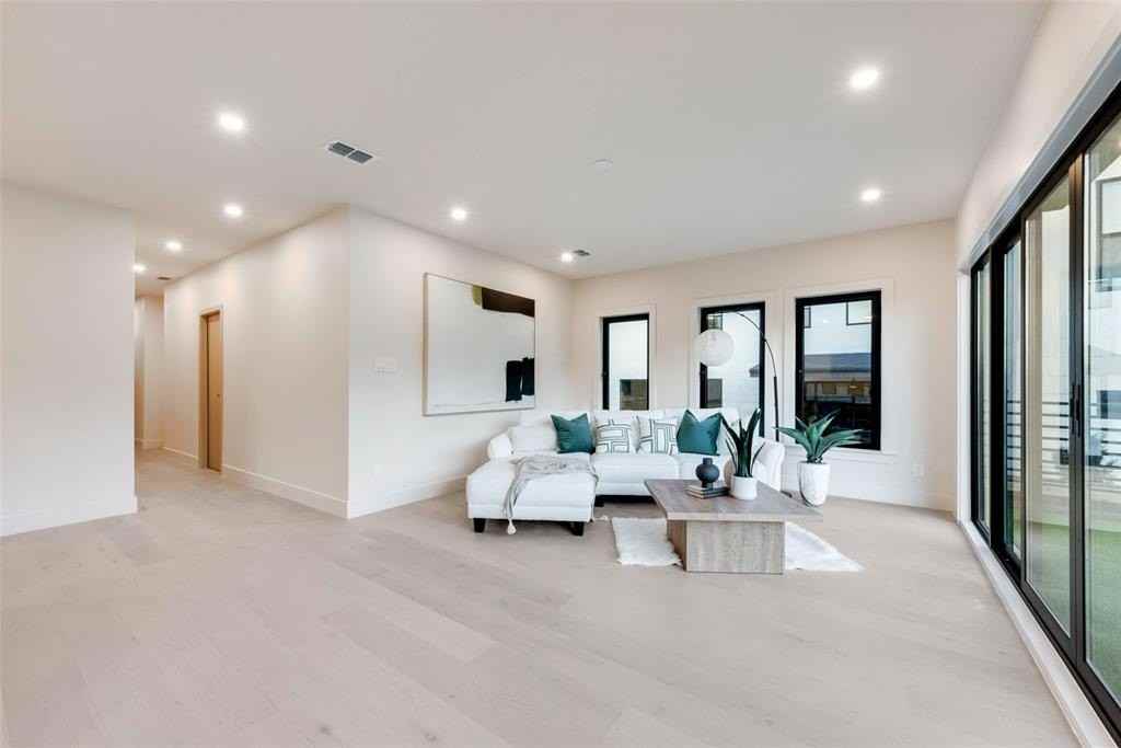 1622 Sylvan Ave - Photo 5 of 21